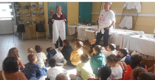 photo  la présidente montre une culotte dite à fente à des élèves venus visiter l’exposition « la lessive à l’ancienne ».  &copy;  ouest-france 