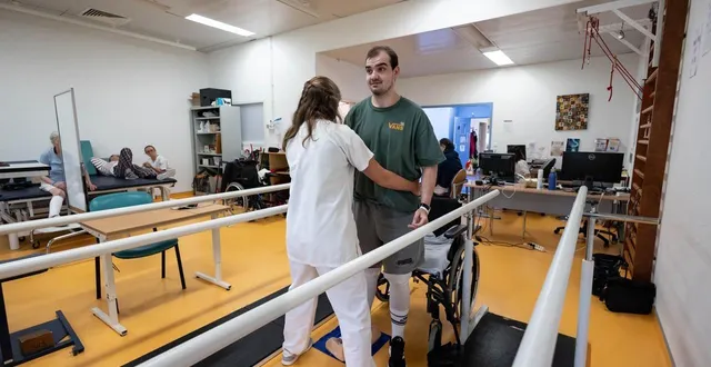 photo  angers, boulevard jean-sauvage, 12 septembre 2025. dans la salle de kinésithérapie du centre de rééducation des capucins, où il est hospitalisé depuis le 25 mars, alban réapprend à se tenir debout, premier objectif avant de remarcher.  &copy;  co - régine lemarchand 