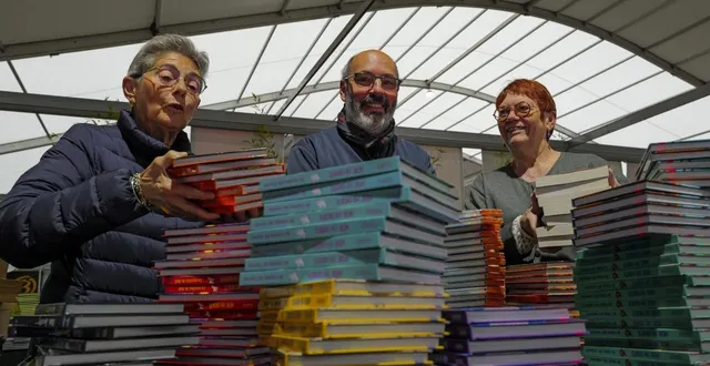 photo  les bénévoles - ici de la librairie siloë - sont à pied d’œuvre pour que tout soit parfait pour le début du salon du livre.  &copy;  photo le maine libre - denis lambert 