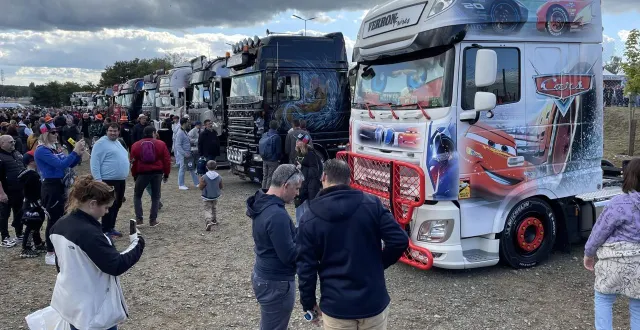 photo  aux 24 heures camions, sur le circuit bugatti du mans, il y a des camions décorés pour tous les goûts. mêmes les plus jeunes.  &copy;  ouest-france 