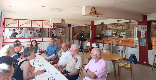 photo  le tennis-club des 4 saisons a reçu la visite des élus de la commune en présence de stella dupont, députée de la circonscription. joël brochet, le président, a décrit l’ensemble des défis que le club doit relever.  &copy;  ouest-france 
