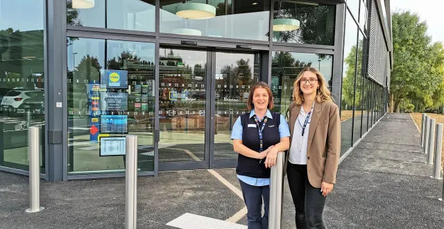 photo  stéphanie, la responsable du magasin (à gauche) et sa collègue élodie, responsable de secteur qui gère quatre magasins, ont le sourire : les clients sont au rendez-vous.   &copy;  le maine libre 