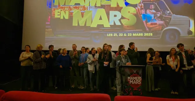 photo  bénévoles, jurys et bureau réunis sur scène lors de la remise des prix en mars 2025.  &copy;  archives le maine libre 