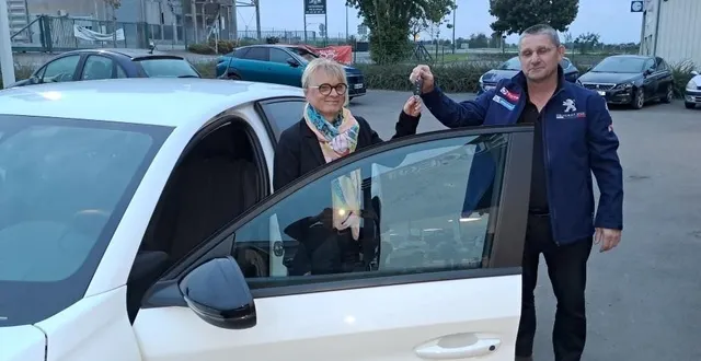 photo  isabelle pottier a reçu les clés de la voiture qu’elle a gagnée lors du comice.    &copy;  le maine libre 