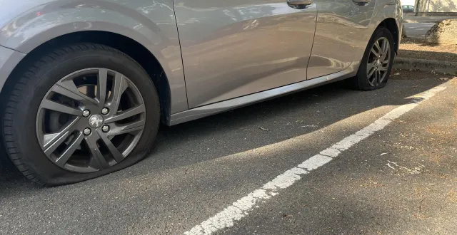 photo  au mois d’août 2025, une cinquantaine de voitures avaient déjà eu les pneus crevés.  &copy;  archives ouest-france 