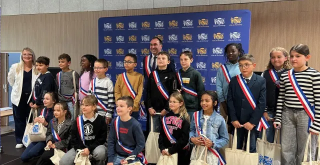 photo  17 élèves des écoles primaires publiques et privés de parthenay vont siéger au conseil municipal des enfants de parthenay.  &copy;  co 