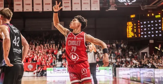 photo  aaron towo-nansi dans ses oeuvres, vendredi, à la meilleraie.  &copy;  ouest-france 