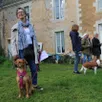 photo béatrice est venue faire bénir sa chienne d’un an et demi, virgule, ce samedi 4 octobre 2025 dans le jardin du presbytère de l’église sainte-colombe, à la flèche (sarthe).