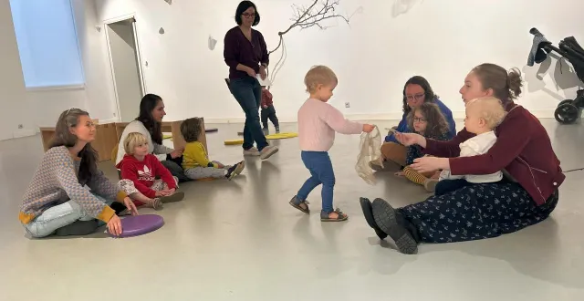 photo  beaufort-en-anjou, mercredi 1er octobre 2025. pour la première fois de son histoire, le musée denais a organisé une visite dédiée aux jeunes enfants et bébés.  &copy;  co – christophe ricci 