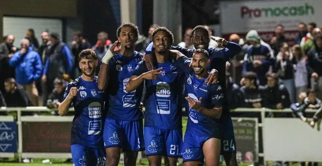 photo  les chauraisiens tout à leur joie lors du deuxième but de pierre-bertrand arné (numéro 21, au milieu).  &copy;  co - jordan magneron 
