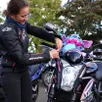 photo mathilde, 23 ans, de la chapelle-d’aligné, décore sa moto avant le départ de la balade.