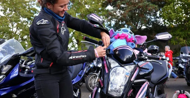 photo  mathilde, 23 ans, de la chapelle-d’aligné, décore sa moto avant le départ de la balade.  &copy;  ouest-france 