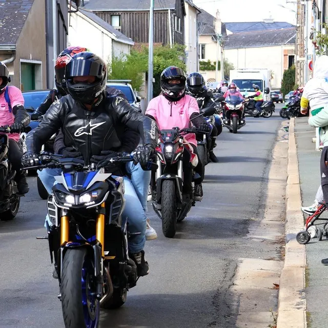 photo les trois cents motards sont passés par la rue des lavanderies au départ de sablé-sur-sarthe, sous le regard de riverains sortis pour l’occasion.  ©  ouest-france