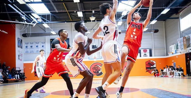 photo  david simonovic et ses coéquipiers bien trop forts pour paris basket espoirs.  &copy;  dominique breugnot 