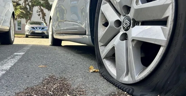 photo  de nombreuses voitures ont eu un, deux, trois, voire quatre pneus crevés, dans la nuit de vendredi à samedi au mans.  &copy;  le maine libre 