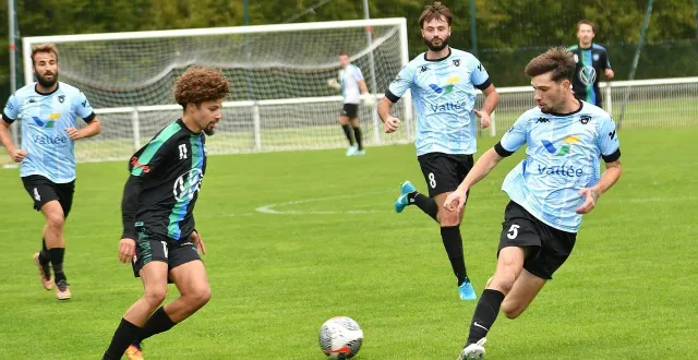 photo  samuel nzoimbengene (à gauche), a offert le derby aux suzerains grâce à un but inscrit dans le temps additionnel.  &copy;  le maine libre 