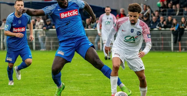 photo  samuel nzoimbengene (balle au pied) a marqué le but victorieux pour la suze, en fin de match, face à coulaines.  &copy;  archives arnaud despelchain 