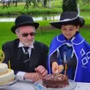 photo  daniel bonhommet ici avec paul fadel ont découpé le gâteau d’anniversaire. 