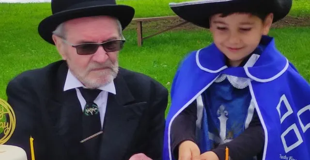 photo  daniel bonhommet ici avec paul fadel ont découpé le gâteau d’anniversaire.  &copy;  le maine libre 