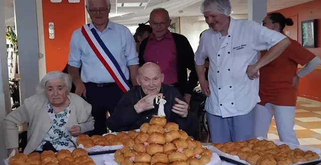 photo  un couple de résidents a renouvelé ses vœux avec une pièce montée réalisée par les chefs cuisiniers de l’ehpad de la chanterie  &copy;  le maine libre. 
