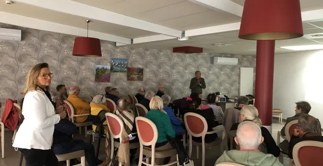 photo  la directrice (debout à gauche) et les aidants assistant à la conférence de jean-claude meignan (debout au fond).  &copy;  le maine libre 