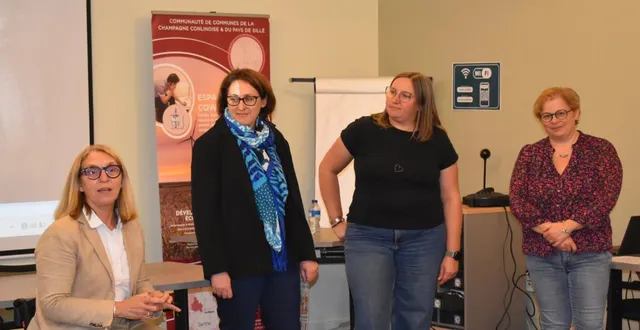 photo  valérie radou, présidente de la 4cps, avec la msa, afajes et la petite cabane, explique les objectifs de la conférence.  &copy;  le maine libre 