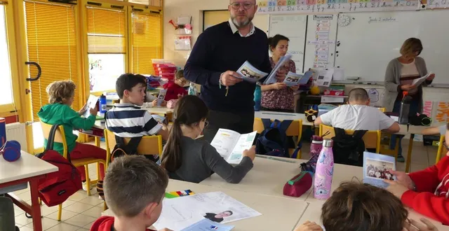 photo  benjamin laburthe-tolra a remis les livrets aux écoliers.  &copy;  le maine libre 