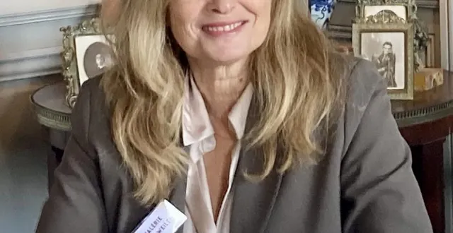 photo  valérie trierweiler était présente au salon du livre du château de montgeoffroy.  &copy;  co 