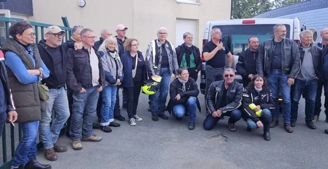 photo  philippe poirier au micro, entouré de toute son équipe organisatrice, a remercié tous les participants lors de l’arrivée des motards.  &copy;  co 
