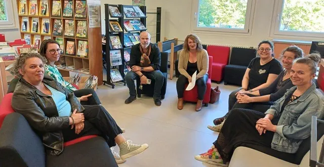 photo  clarisse bernard (au centre) avec les membres du bureau de l’ape,en présence de m. soulard, principal du collège des fontaines.  &copy;  co 
