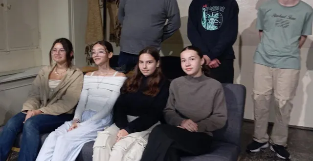 photo  répétition générale salle jean-rostand pour ces jeunes comédiens et comédiennes avec matthieu allard (en haut à gauche sur la photo) avant leur première représentation sur scène vendredi 17 octobre.  &copy;  co 