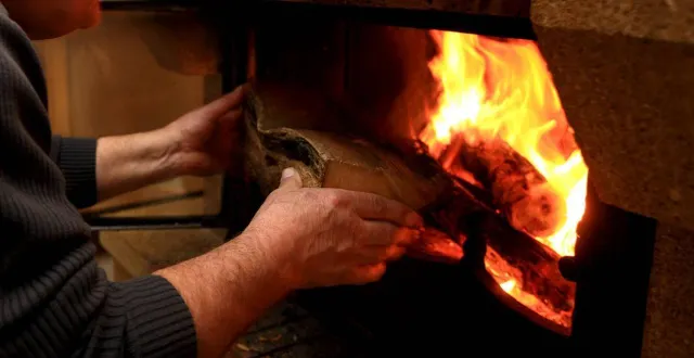 photo  le chauffage au bois est économique mais induit un certain nombre d’obligations.  &copy;  illustration le maine libre 