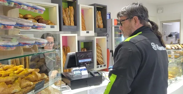 photo  ce client vient tous les jours à la paline. « pour la vie d’un village, ce genre de commerce est très important », assure-t-il.  &copy;  ouest-france 