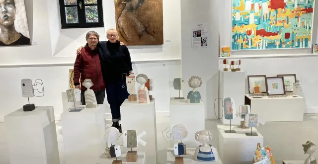 photo  david affagard et lucille maupoux au milieu de leurs œuvres à l’espace artistique de l’anjou, à pignerolle, à saint-barthélemy d’anjou.  &copy;  co. 