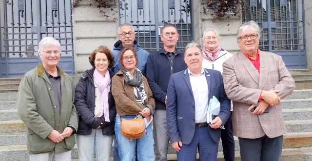 photo  les conseillers sortants, à partir de la gauche, au premier rang : yvon frémont, antigone georgalas, linda carrilho, josé collado et stéphane andrieu. au second rang : jacky clément, david chopin et claude royer.  &copy;  ouest-france 