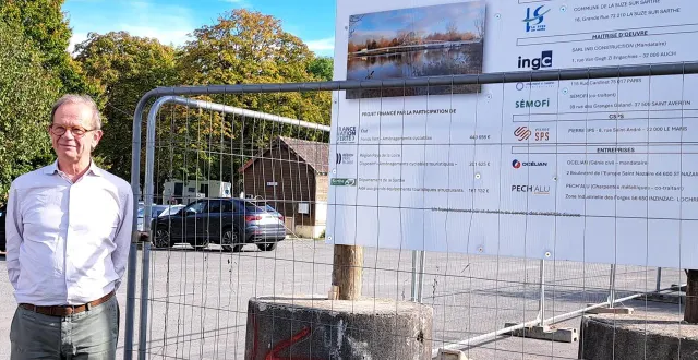photo  emmanuel d’aillières, maire, présente les travaux de la passerelle qui vont débuter.  &copy;  ouest-france 