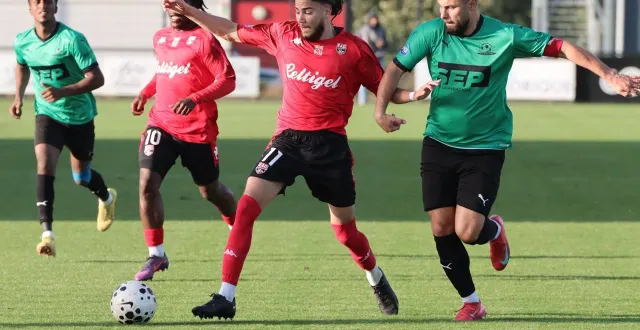 photo  le capitaine hakim el hamdaoui à la lutte avec le guingampais kenzo kies.  &copy;  gaëlle germain 