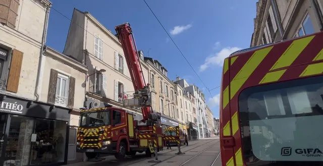 photo  un homme a chuté dans son appartement, il doit être évacué par la fenêtre de son appartement.  &copy;  ouest-france 
