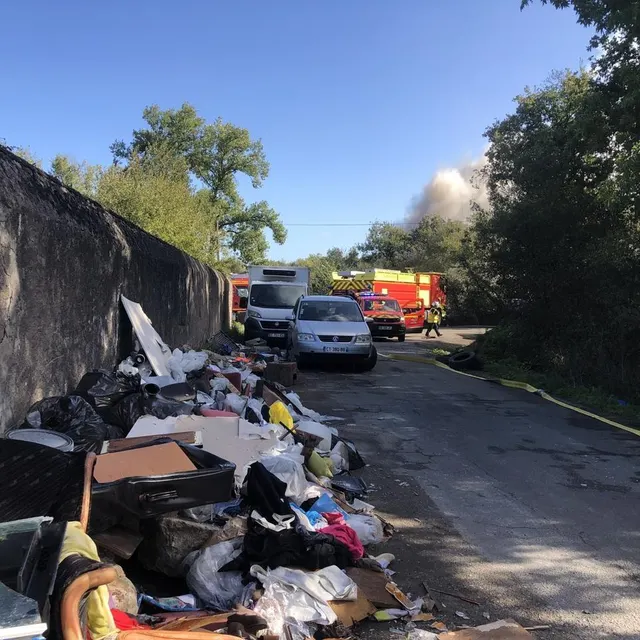 Le long de la rue de la Noë-Garreau qui mène au camp, la bordure est envahie de déchets en tous genres sur plusieurs centaines de mètres. Ouest-France photo le long de la rue de la noë-garreau qui mène au camp, la bordure est envahie de déchets en tous genres sur plusieurs centaines de mètres. © ouest-france