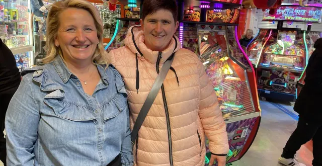 photo  brenda d’orval (à gauche), responsable de la salle d’amusement, tout sourire de retrouver ses clients, à l’image de fiona, originaire d’honfleur.  &copy;  ouest-france 