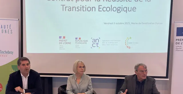 photo  jérôme nury, député de l’orne ; isabelle rioux, sous préfète de l’orne, et bernard soul, président de la communauté de communes domfront tinchebray interco, ont signé un crte, vendredi 3 octobre 2025.  &copy;  ouest-france 