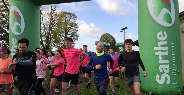 photo  sur la ligne de départ, nombreux étaient ceux qui avaient revêtu leur tee-shirt rose, signe de leur lutte contre le cancer du sein.  &copy;  ouest-france 