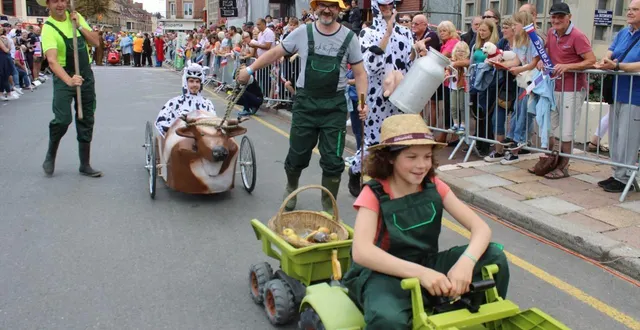 photo  l’équipage de la normande en 2024, aux 24 heures nationales de voitures à pédales qui ont lieu tous les deux ans à vimoutiers.  &copy;  ouest-france 