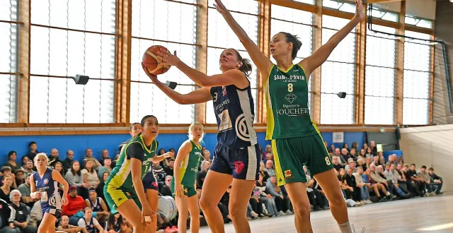 photo  les coulainaises, au complet, ont su s’extirper de la défense pavinoise, pourtant expérimentée.  &copy;  le maine libre 