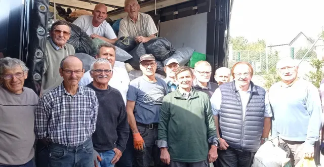 photo  dernier chargement du camion par l’équipe des membres et amis du lions club, afin de vider le local de saint-front.  &copy;  ouest-france 