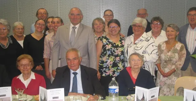 photo  serveurs et conseillers municipaux entourent les doyens.  &copy;  ouest-france 