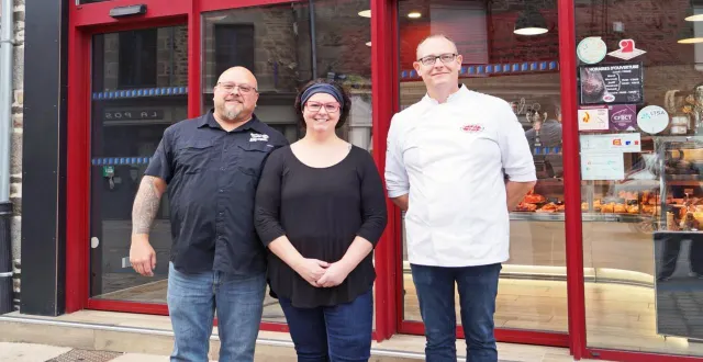 photo  franco laflamme et caroline leclerc, aux côtés du maître artisan nicolas lenormand.  &copy;  ouest-france 