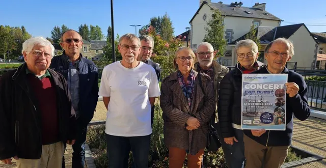 photo  jean-claude martin (à droite) et les amis du patrimoine innovent en organisant un concert de chants de marins normands.  &copy;  ouest-france 
