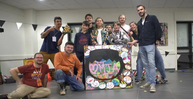 photo  l’équipe de la mission jeunesse léo lagrange ouest (antoine moreau à droite), accompagnée de ben de créaventure (à gauche au sol).  &copy;  co 