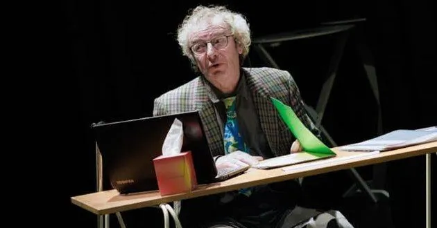 photo  luc feunteun lors de « building », dernier spectacle de la troupe têtes au carré de l’association carrément scène.  &copy;  co 